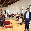 Der Meßkircher Geschichtslehrer Helmut Weißhaupt (vorne) forderte in seinem Vortrag vor rund 30 Zuhörerinnen und Zuhörern im Festsaal ...