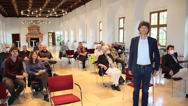 Der Meßkircher Geschichtslehrer Helmut Weißhaupt (vorne) forderte in seinem Vortrag vor rund 30 Zuhörerinnen und Zuhörern im Festsaal ...