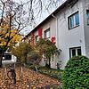 Aktuell ist in der Güttinger Straße 3 ein Teil der Stadtverwaltung untergebracht. Künftig soll dahinter eine Flüchtlingsunterkunft in ...