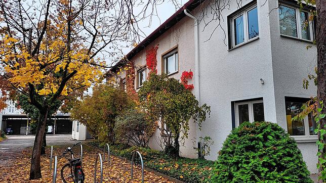 Aktuell ist in der Güttinger Straße 3 ein Teil der Stadtverwaltung untergebracht. Künftig soll dahinter eine Flüchtlingsunterkunft in ...