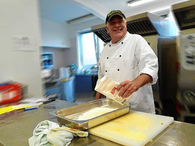 Wolfgang Knoblauch ist der zuständige Koch für die Cafeteria. Täglich bereitet er das Mittagessen frisch vor.