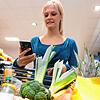 Wer eine Supermarkt-App nutzt, kann leichter preisgünstige Angebote finden und so Geld sparen – dafür gibt man aber auch oft sensible ...
