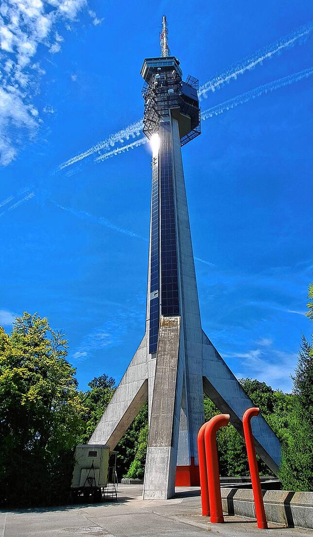 „Wie auf einer Raketenstartrampe“ steht der Chrischona Sendeturm da.