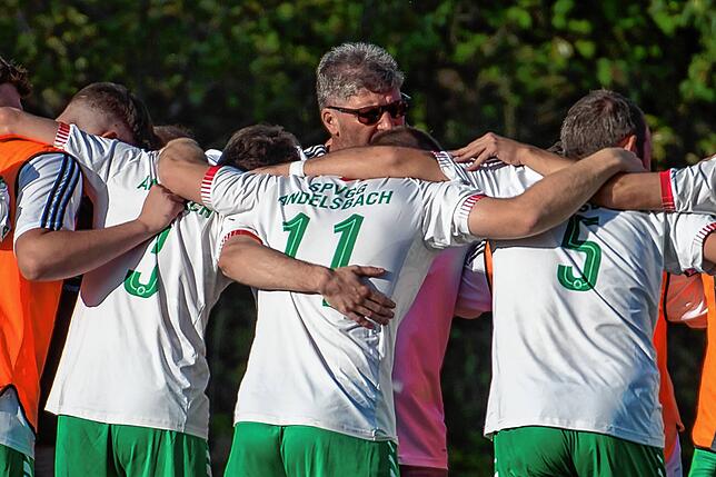 Teamgeist: Ralf Lauber schwört sein Team auf die zweite Saisonhälfte ein und hofft, mit den Erfahrungen aus der Vorrunde noch mehr ...