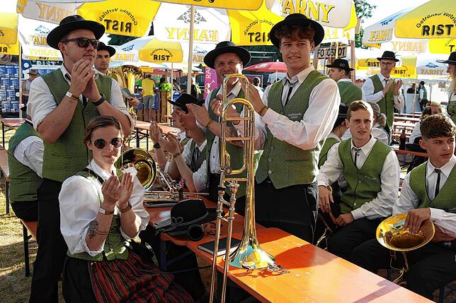 Bild 20: Bilder vom Sternmarsch und Fahneneinmarsch zum 175-jährigen Bestehen der Musikkapelle Ailingen