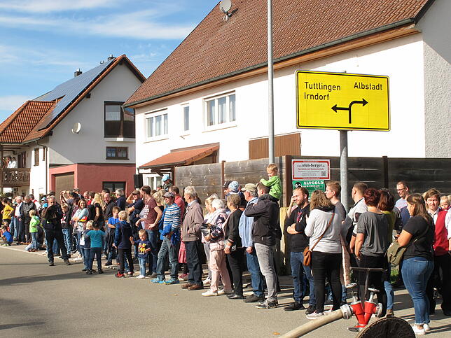 Zahlreiche Besucher schauten sich die Übung der Nachwuchstruppe an.