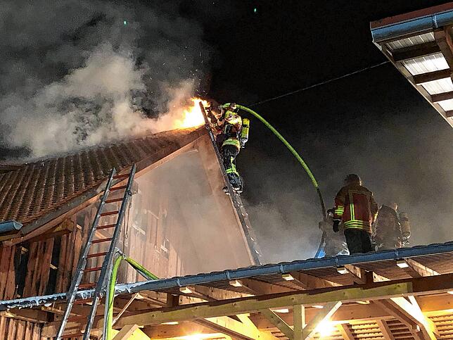 Nachdem der Brand ausgebrochen war, griff er rasch auf den Dachstuhl über. Die Isolierung aus Stroh gestaltete die Löscharbeiten schwierig.