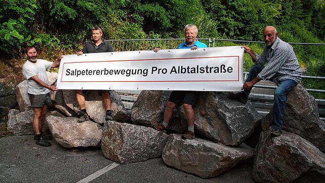 Von links Ulrich Winkler, Stephan Marder, Roland Lauber und Herbert Nägele von der Salpetererbewegung Pro Albtalstraße fordern ...