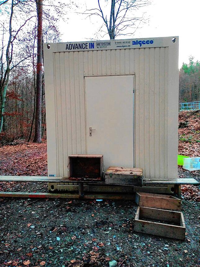 Kisten liegen verstreut vor dem Container des Waldkindergartens. Die Erzieher vermuten, dass junge Menschen mithilfe der Kisten auf den ...
