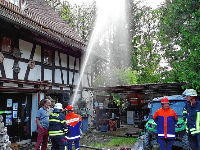Bild 9: Heiligenberger Feuerwehr übt bei der Hofstetter Mühle