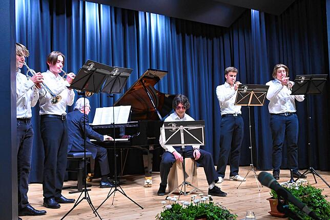 Musikschüler und Helmut Hubov am Klavier spielen beim Festakt einige Stücke. Zwei davon hat Hubov vor Jahrzehnten selbst für die Stadt ...