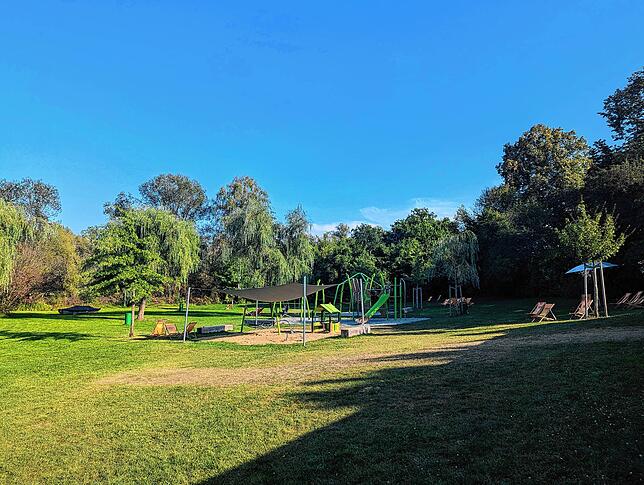 Der neue Spielplatz, den die Stadt in diesem Jahr errichtet hat, und ein Teil der Liegewiese am Böhringer See