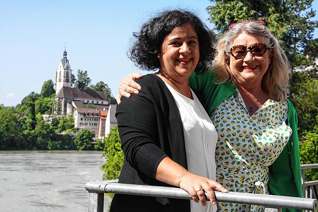 Elisabeth D&lsquo;Souza (links) und Renata Vogt freuen sich auf die Laufenburger Kulturtage &bdquo;Fliessende Grenzen&ldquo;.