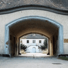 Der Durchgang zum Innenhof 1994 und 2022: Nur eine von vielen Ansichten, die sich im Fallenbrunnen 17 seit den 90er-Jahren verändert haben.