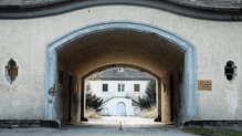 Der Durchgang zum Innenhof 1994 und 2022: Nur eine von vielen Ansichten, die sich im Fallenbrunnen 17 seit den 90er-Jahren verändert haben.