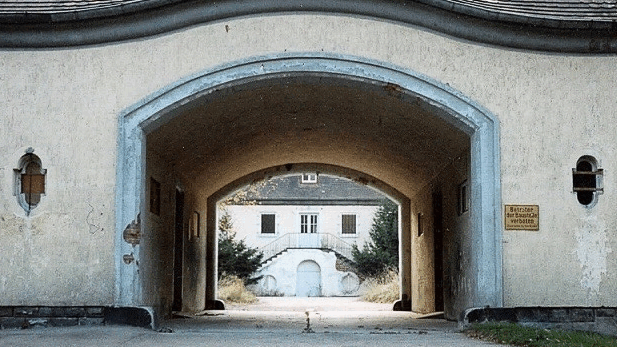 Der Durchgang zum Innenhof 1994 und 2022: Nur eine von vielen Ansichten, die sich im Fallenbrunnen 17 seit den 90er-Jahren verändert haben.