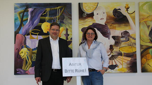 „Abitur. Bitte Ruhe!“ wird es auch mit G 9 wieder heißen: Markus Funck, Schulleiter, und Simone Padovan, stellvertretende Schulleiterin ...