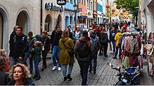Gut besucht waren die Gassen und Straßen der Konstanz Altstadt am Sonntag beim verkaufsoffenen Sonntag am 13. Oktober.