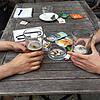 Die beiden Opfer des sexuellen Missbrauchs sitzen in einem Konstanzer Café und trinken Bier. &bdquo;Alkohol betäubt für eine gewisse ...