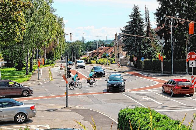 Den beiden Radfahrern ist gerade mit dem schwarzen SUV (Bildmitte) die Vorfahrt genommen worden.