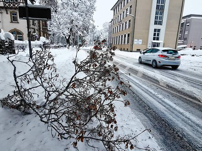 Schneebruch am Ring vor dem Oberen Tor.