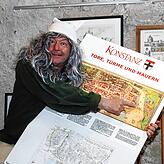 Im Rheintorturm macht Turmgeist Manne (Markus Weber) Interessierte mit Vergnügen mit der Historie vertraut.