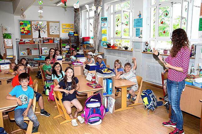In der Grundschulklasse 3/4a von Klassenlehrerin Gundula Erchinger-Adis (rechts) steht Helena Freund (hinten zwischen den Kindern) an ...