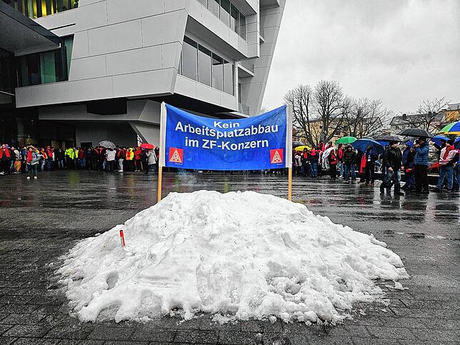 „Gegen Arbeitsplatzabbau im ZF-Konzern“, verkündet ein Banner vor der Konzernzentrale in Friedrichshafen.