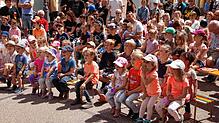 Begeistert verfolgten die Kinder das Kasperletheater an der Showbühne. Überhaupt haben sich die Vereine wieder sehr für den Nachwuchs ...