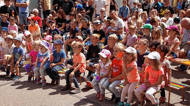Begeistert verfolgten die Kinder das Kasperletheater an der Showbühne. Überhaupt haben sich die Vereine wieder sehr für den Nachwuchs ...