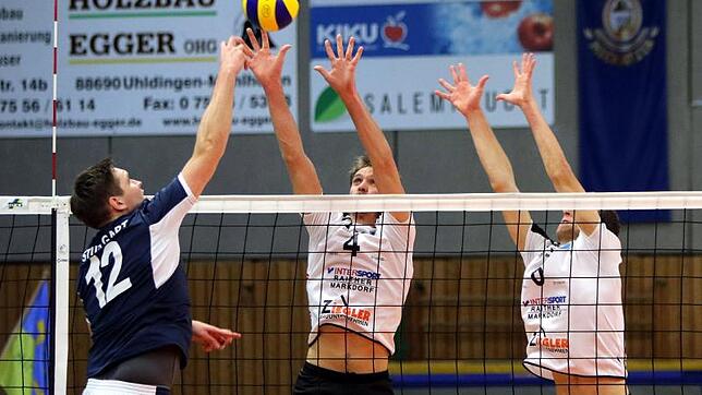In dieser Szene konnte der Mimmenhausener Spielertrainer Christian Pampel (4) und Julias Schrempp (rechts) den Angriff von dem ...