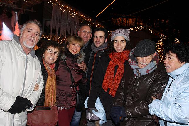 Der Triberger Weihnachtszauber hat auch internationalen Charakter. Der älteste Zuschauer der Veranstaltung (2.v.r.) reiste von Barcelona ...