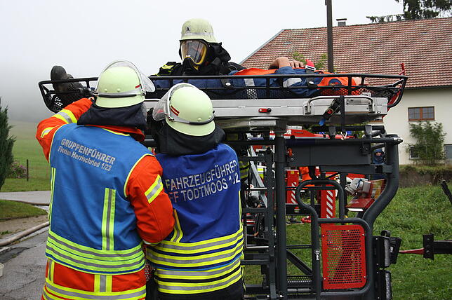Über den Korb der Todtmooser Drehleiter wurden bewusstlose Opfer aus dem verrauchten Gebäude gerettet.