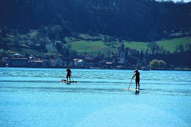 Zwei Wassersportfreunde waren am Ostersonntag mit ihren SUP-Boards unterwegs. Das Wasser lädt derzeit mit elf Grad jedoch noch nicht zum ...