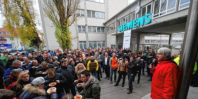 Volker Schmitz (rote Jacke), damals stellvertretender Betriebsratsvorsitzender bei Siemens in Konstanz, bei einer Kundgebung der IGM zum ...