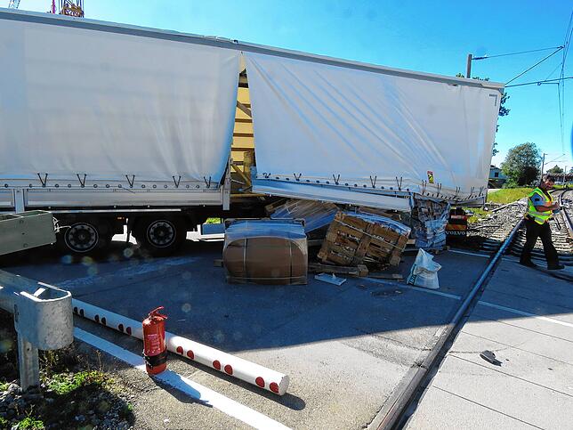 Die Anhänger des Lasters stehen noch an der Unfallstelle. Getroffen hat es vor allem den Lastzug.