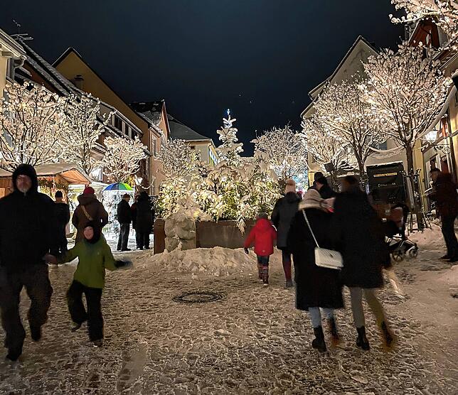 Eine warme festliche Atmosphäre bot sich den Gästen gegen Abend und lockte mit heißem Punsch und Glühwein.