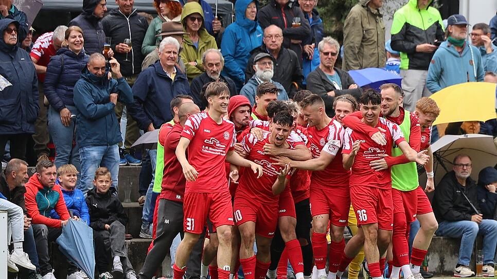 Paul Strauß (Mitte, Nummer 10) vom FC Rot-Weiß Salem wird nach seinem Traumtor von seinen Teamkollegen bejubelt.