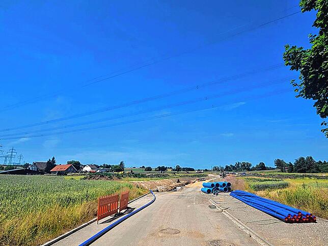 Hier geht es jetzt los: Die Sicht aus dem Gewerbegebiet in Richtung Ziegelhof, wo der neue Kreisverkehr entstehen wird.