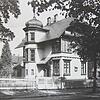 Die 1884 erbaute Gewerbehalle lehnte sich mit Details wie dem heruntergezogenen Dach an die traditionelle Architektur der ...