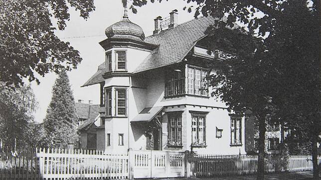 Die 1884 erbaute Gewerbehalle lehnte sich mit Details wie dem heruntergezogenen Dach an die traditionelle Architektur der ...