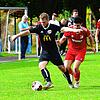 Bis hierher und nicht weiter: Dan Stengritt (vorn, gegen Aaron Zimmermann), mit 33 Jahren der älteste Spieler auf dem Platz, steckte mit ...
