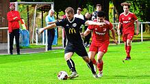 Bis hierher und nicht weiter: Dan Stengritt (vorn, gegen Aaron Zimmermann), mit 33 Jahren der älteste Spieler auf dem Platz, steckte mit ...