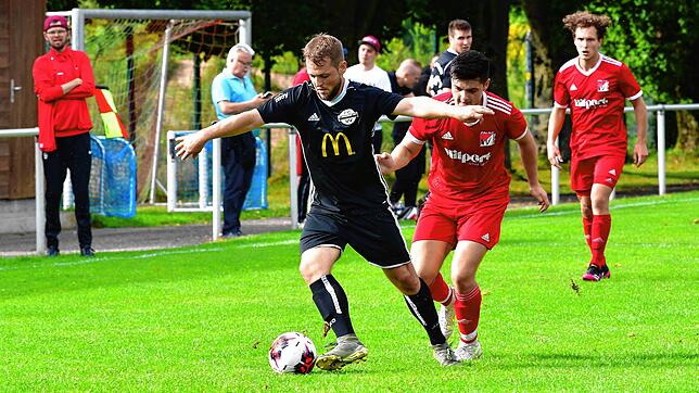 Bis hierher und nicht weiter: Dan Stengritt (vorn, gegen Aaron Zimmermann), mit 33 Jahren der älteste Spieler auf dem Platz, steckte mit ...