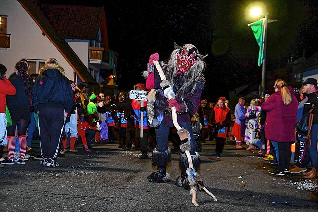 1500 Narren, darunter auch solch gruslige Gesellen, ziehen beim Nachtumzug in Pfaffenweiler durch die Straßen und treiben Schabernack ...