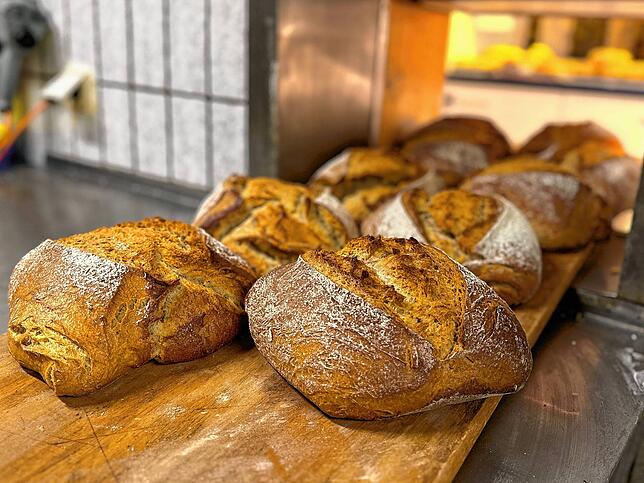 Die fertigen Brote schiebt Robert Schorp in seiner Bäckerei in Döggingen durch eine Öffnung in der Wand direkt in den Verkaufsraum.