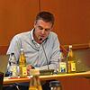 Kämmerer Matthias Herrmann stellt im Gemeinderat den Haushaltsentwurf vor und kündigt Kreditaufnahmen an. Bild: Corinna Raupach