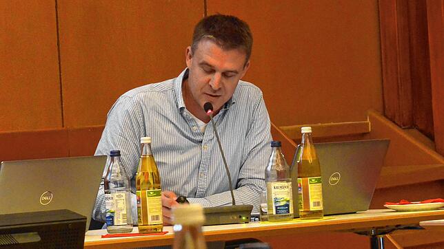 Kämmerer Matthias Herrmann stellt im Gemeinderat den Haushaltsentwurf vor und kündigt Kreditaufnahmen an. Bild: Corinna Raupach