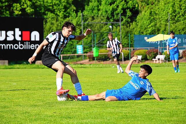 Bild 12: Triumph im SBFV-Pokal für die B-Jugend des FC 08 Villingen: Das sind unsere Bilder!