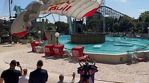 Gelandet wurde direkt im Freizeitpark neben einer Attraktion.